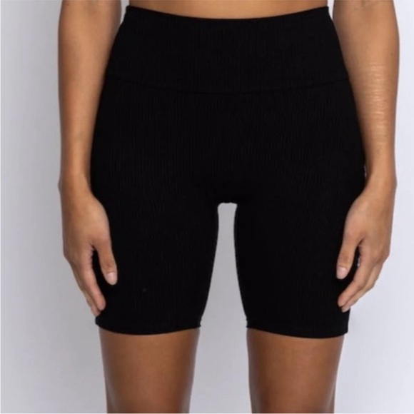 BRIAVIA Mid city ribbed high waisted biker shorts 🖤 - Picture 3 of 6